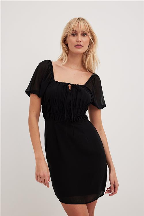 NA-KD Krøllet minikjole i chiffon - Black