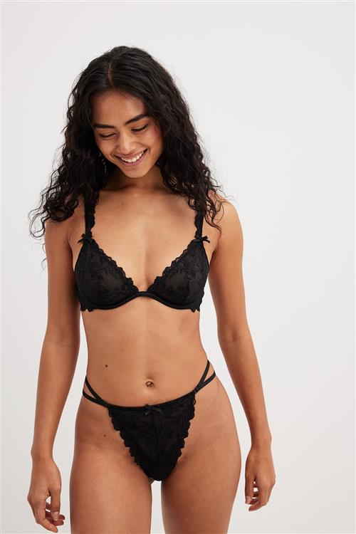 Se NA-KD Lingerie T-streng med stropdetalje og broderi - Black,Flower ved NA-KD