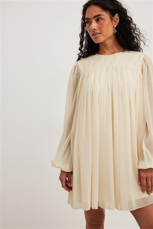 NA-KD Boho Minikjole i chiffon med rynker og vidde - Offwhite