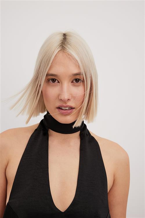 NA-KD Trend Top i satin med tørklæde - Black