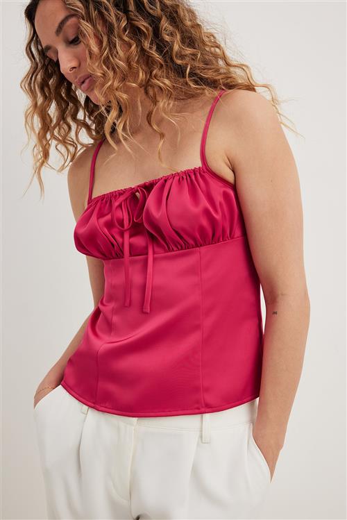 Se NA-KD Boho Top i satin med plisseret skål og binding foran - Pink ved NA-KD