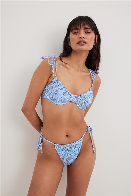 NA-KD Swimwear Bikinitrusser med bindebånd i siden - Flower