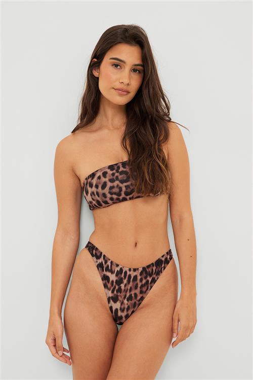 NA-KD Swimwear Bikinitrusse i genanvendt materiale med høj benudskæring - Leopard