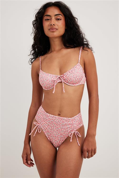 NA-KD Swimwear Bikinitrusser med høj benudskæring - Pink,Flower