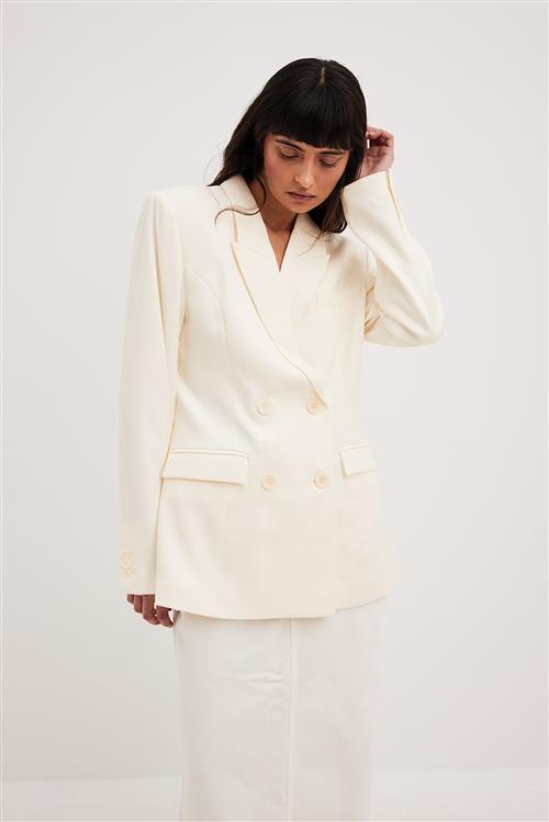 Se NA-KD Classic Tætsiddende dobbeltradet blazer - White ved NA-KD