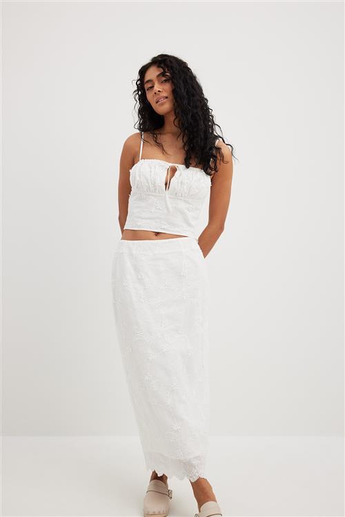 NA-KD Boho Singlet i broderie anglaise med binding foran - White