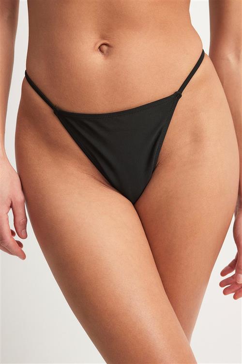 NA-KD Swimwear Bikini-streng trusser med tynde stropper - Black