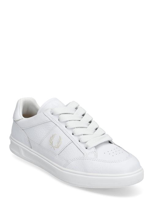 Se Fred Perry B440 Textured Leather Fred Perry White ved Booztlet