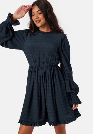 Se BUBBLEROOM Viscose Frill Dress Navy 46 ved Bubbleroom