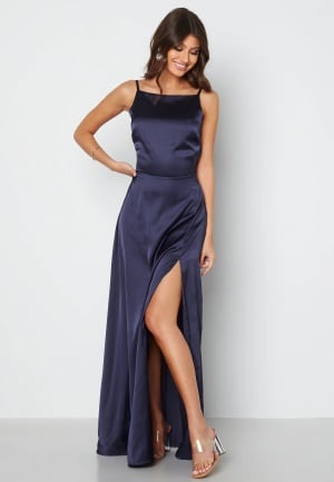 Se Bubbleroom Occasion Drapy-Back Slit Satin Gown Navy 34 ved Bubbleroom