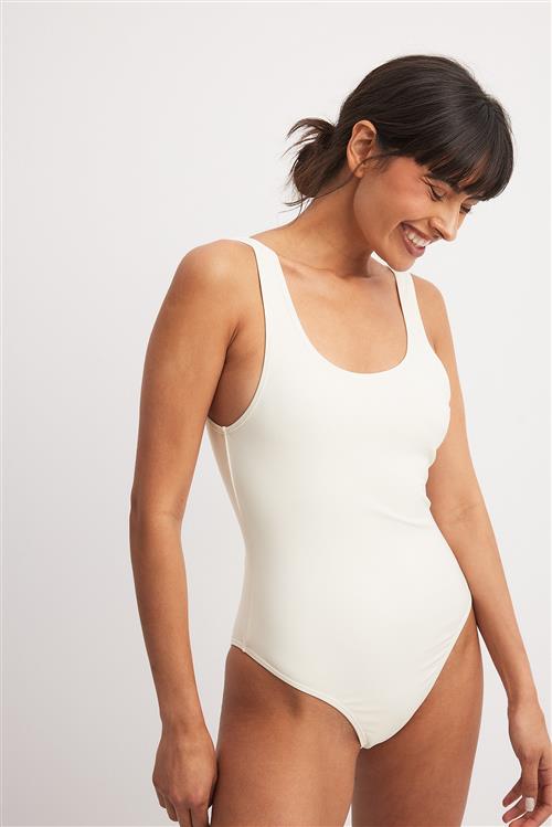 NA-KD Swimwear Badedragt med høj benskæring - Offwhite