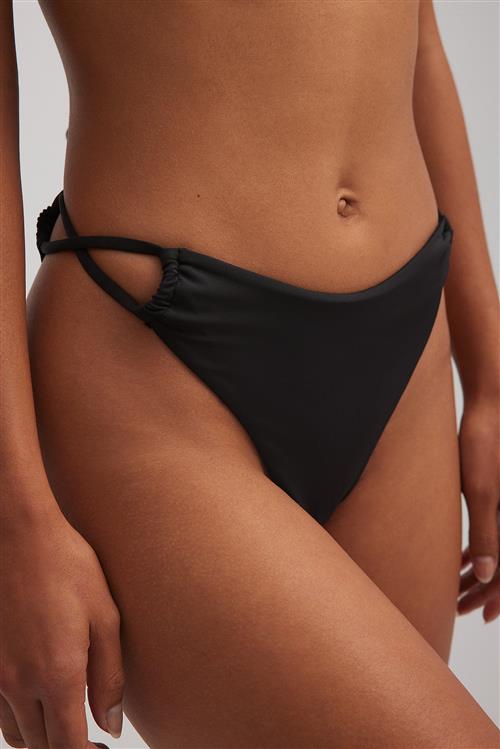 NA-KD Swimwear Bikinitrusse med krydsdetalje og høj talje - Black