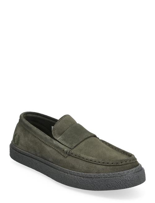 Se Fred Perry Dawson Loafer Suede Fred Perry Green ved Booztlet