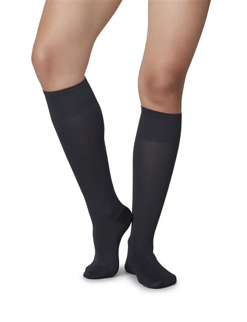 Se Swedish Stockings Irma Support Knee-High 60D Swedish Stockings Black ved Booztlet