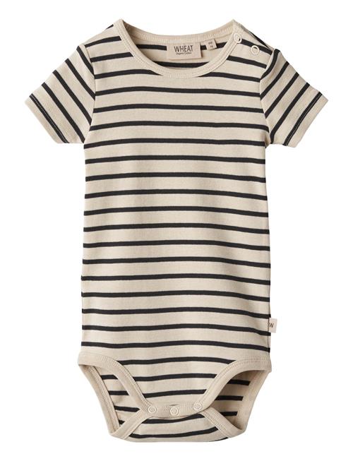 Se Wheat Body S/S Edvald Wheat Patterned ved Booztlet