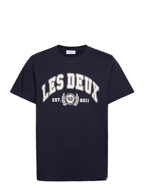 Se Les Deux University T-Shirt Les Deux Navy ved Booztlet