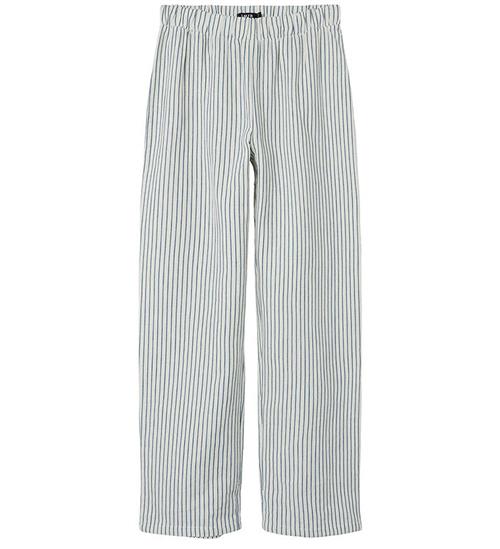 Se LMTD Bukser - NlfKaja - White Alyssum/Wild Wind Stripes ved KidsWorld