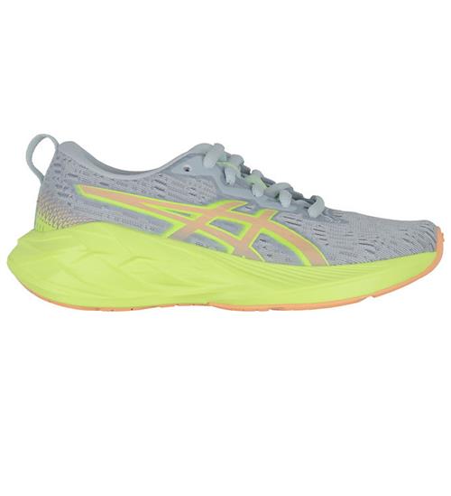 Se Asics asics Sko - Novablast 4 GS - Cool Grey/Bright Sunstone ved KidsWorld