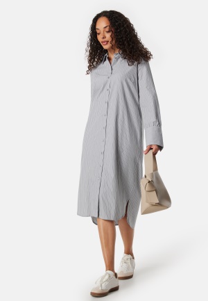 Se BUBBLEROOM Minou Shirt Dress Grey / White / Striped 34 ved Bubbleroom