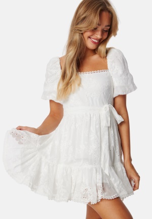 Se FOREVER NEW Charlize Embroidered Mini Dress White 34 ved Bubbleroom