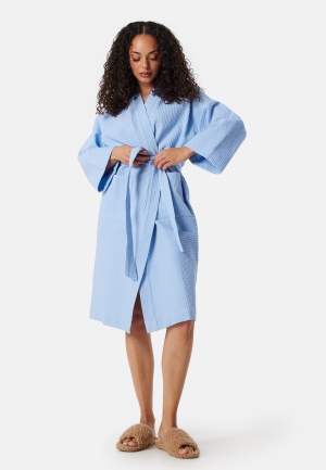 Se BUBBLEROOM Bonnie Cotton Waffle Robe Light blue L/XL ved Bubbleroom