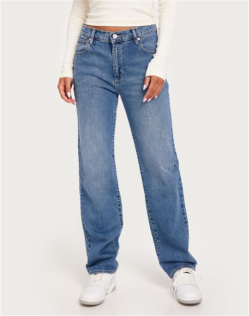 Se Abrand Jeans - Blå - 95 Mid Straight Tall Maya ved Nelly