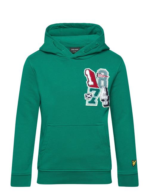 Se Lyle & Scott 1874 Patch Graphic Hoodie Lyle & Scott Green ved Booztlet