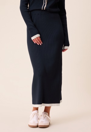 Se Happy Holly Contrast Knitted Midi Skirt Navy/Cream 52/54 ved Bubbleroom