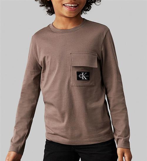 Se Calvin Klein Bluse - Badge Reg - Falcon ved KidsWorld