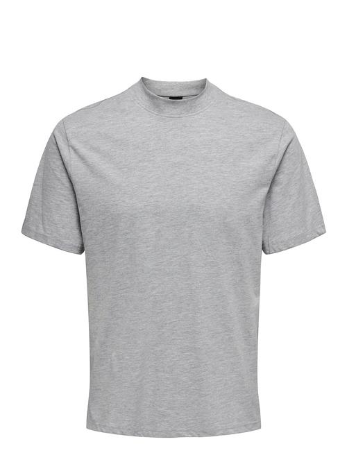 Se ONLY & SONS Onsotis Reg Mock Neck Tee Vd ONLY & SONS Grey ved Booztlet