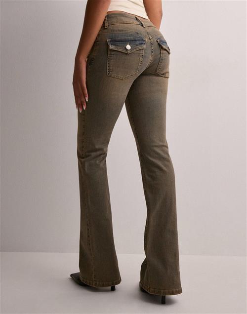 Nelly - Blå - Low Waist Bootcut Flap Pocket Jeans