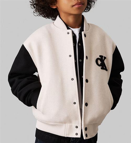 Se Calvin Klein Calvin Klein Jakke - Heather Varsity - Oatmeal Heather/Sort ved KidsWorld