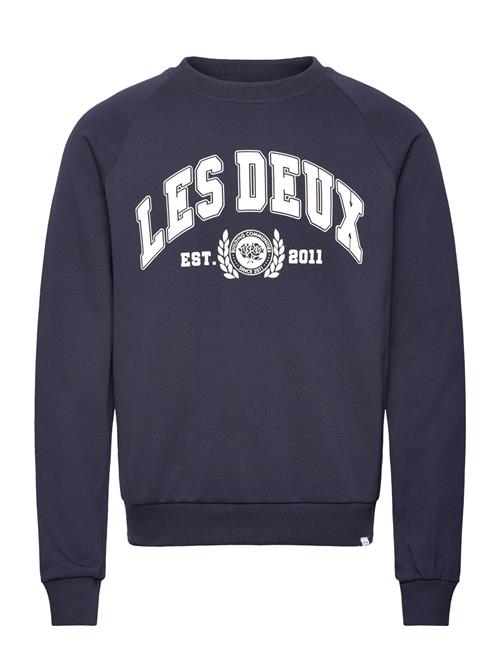 Se Les Deux University Sweatshirt Les Deux Navy ved Booztlet