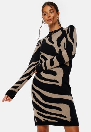 Se Object Collectors Item Ray L/S Knit Dress AOP Black AOP:Animal S ved Bubbleroom