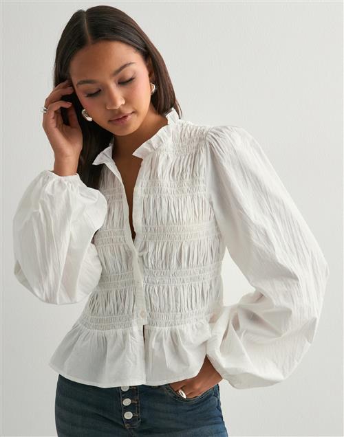 Nelly - Hvid - Flirty Smock Blouse