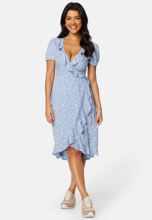 Se BUBBLEROOM Patrinia Midi dress Light blue / Patterned 34 ved Bubbleroom