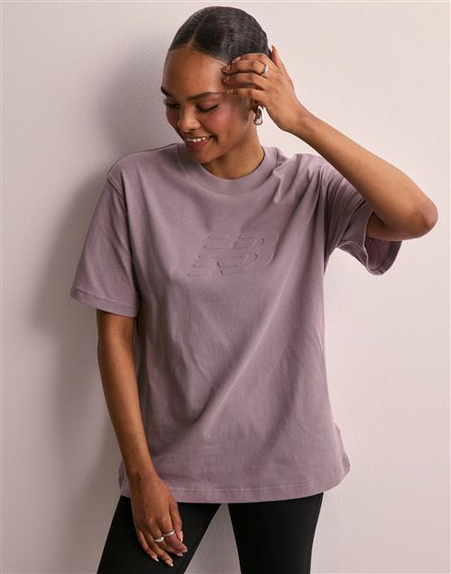 Se New Balance - Lilla - Embossed Logo T-Shirt ved Nelly