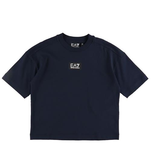 Se EA7 EA7 T-shirt - Armani Blue m. Print ved KidsWorld