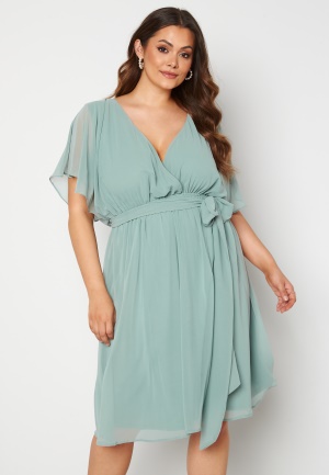 Se Goddiva Curve Flutter Sleeve Chiffon Midi Dress Dusty green 48 (UK20) ved Bubbleroom