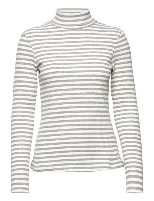 Se Noella Luelle T-Shirt Rollneck Noella Patterned ved Booztlet