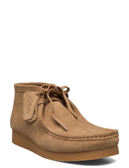 Se Clarks Wallabeeevo Bt Clarks Beige ved Booztlet