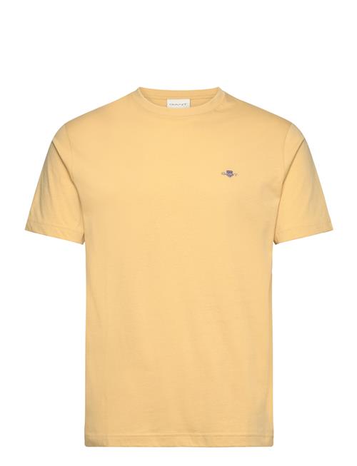 Se GANT Reg Shield Ss T-Shirt GANT Yellow ved Booztlet