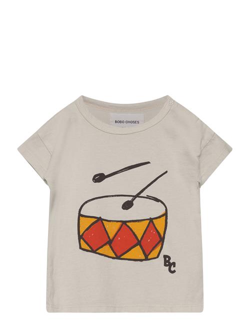 Se Bobo Choses Baby Play The Drum T-Shirt Bobo Choses Beige ved Booztlet