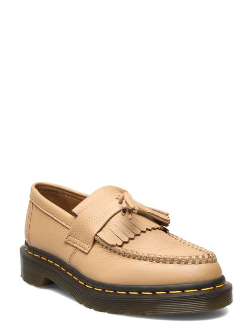 Se Dr. Martens Adrian Savannah Tan Virginia Dr. Martens Beige ved Booztlet