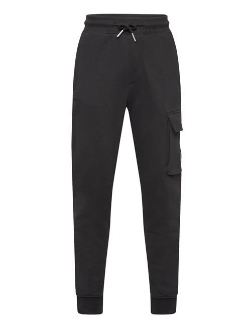 Se Calvin Klein Badge Cargo Relaxed Sweatpants Calvin Klein Black ved Booztlet