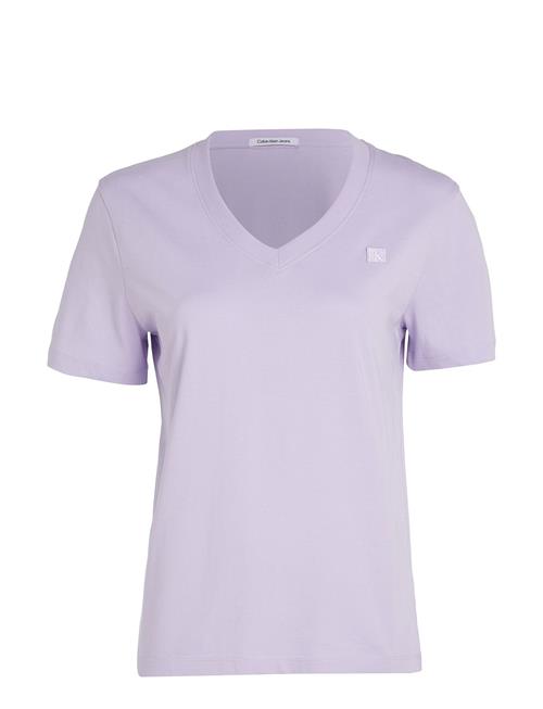 Se Calvin Klein Jeans Ck Embro Badge V-Neck Tee Calvin Klein Jeans Purple ved Booztlet