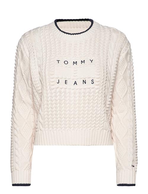 Se Tommy Jeans Tjw Bubble Cable Flag Crew Tommy Jeans Cream ved Booztlet