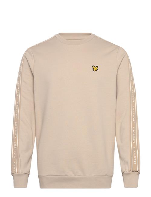 Se Lyle & Scott Sport Tape Crew Neck Lyle & Scott Sport Beige ved Booztlet