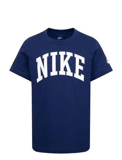 Se Nike Nike Club Seasonal Tee Nike Navy ved Booztlet