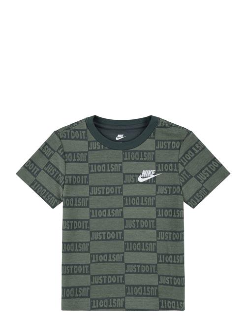 Se Nike Nike Printed Tee Nike Khaki ved Booztlet